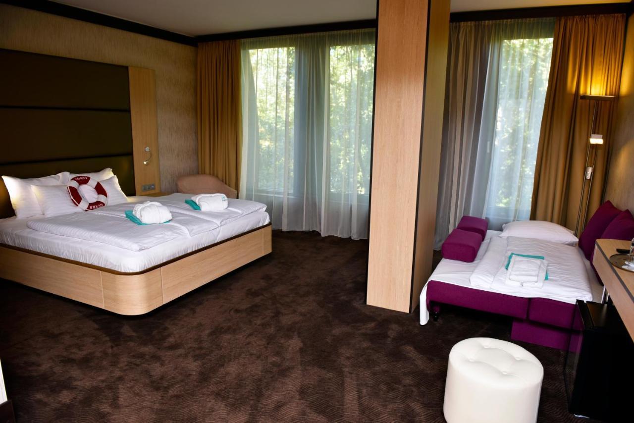 Portobello Wellness & Yacht Hotel เอสแตร์กอม ภายนอก รูปภาพ