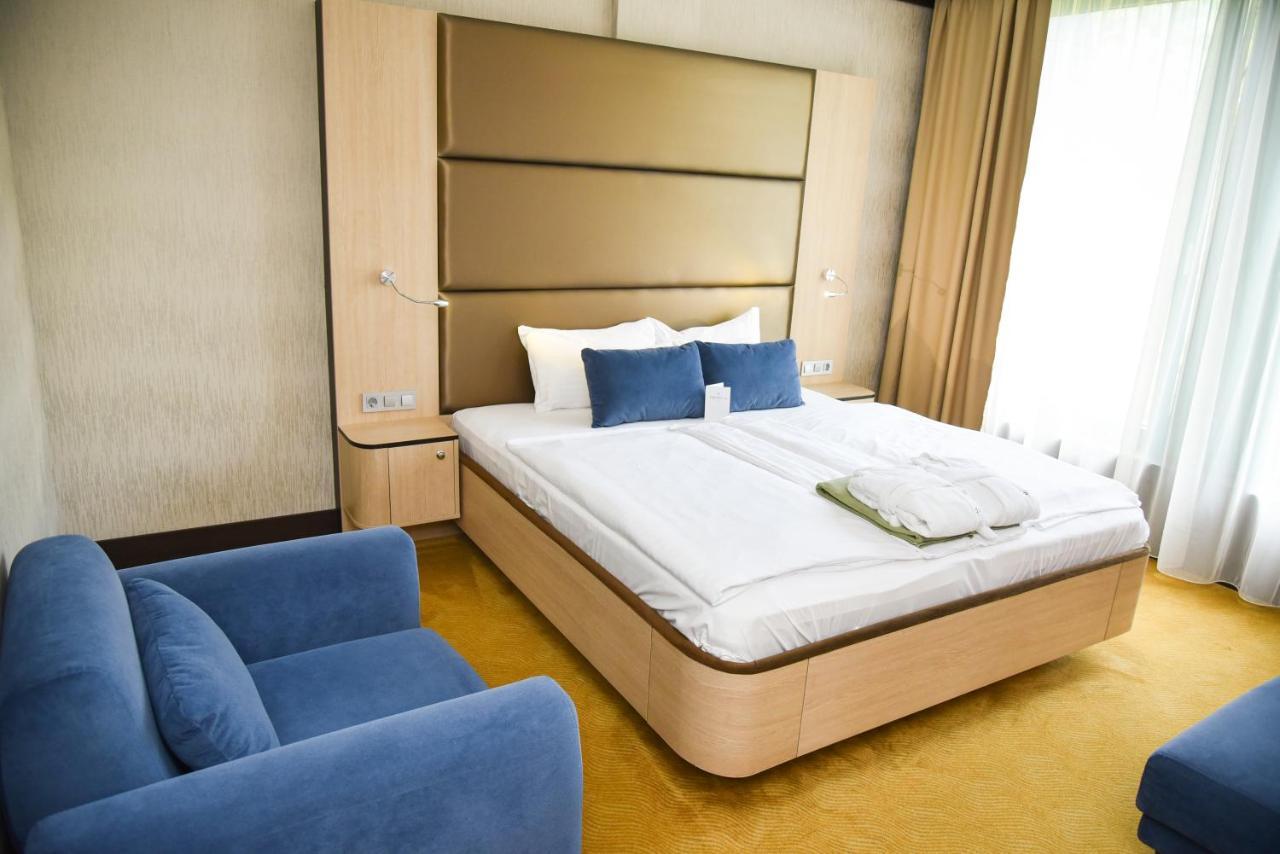 Portobello Wellness & Yacht Hotel เอสแตร์กอม ภายนอก รูปภาพ