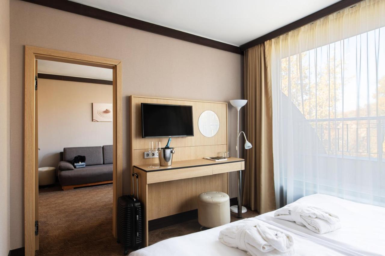 Portobello Wellness & Yacht Hotel เอสแตร์กอม ภายนอก รูปภาพ