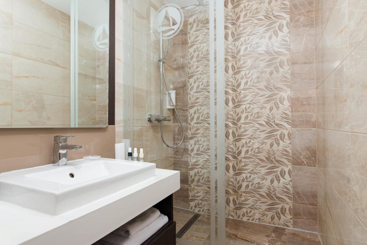 Portobello Wellness & Yacht Hotel เอสแตร์กอม ภายนอก รูปภาพ