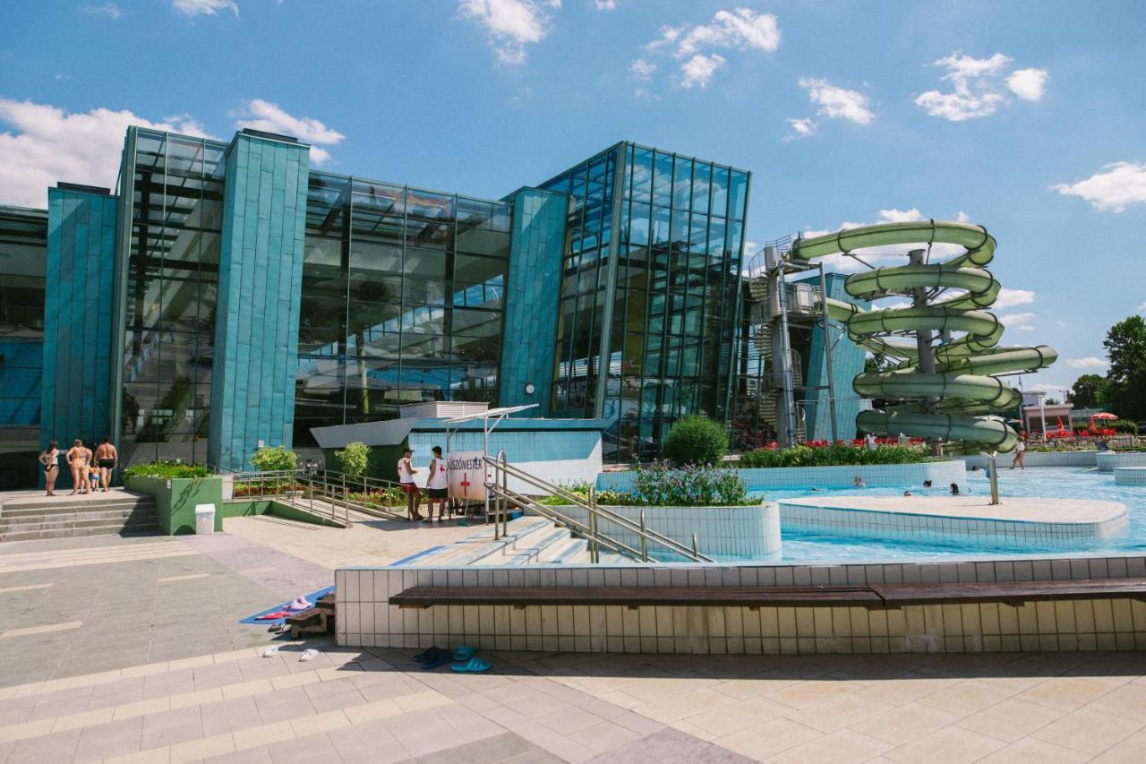 Portobello Wellness & Yacht Hotel เอสแตร์กอม ภายนอก รูปภาพ